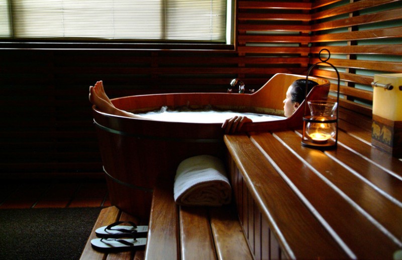 Thư giãn với bồn tắm gỗ lấy lại tinh thần và nâng cao sức khỏe mùa dịch