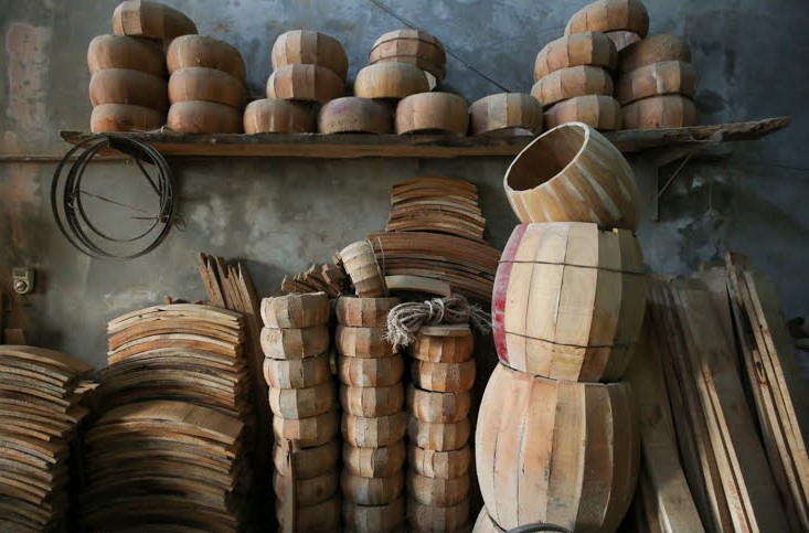Cận cảnh quá trình “hô biến” mảnh da trâu khô thành "hàng khủng" giúp dân làng Đọi Tam đổi đời