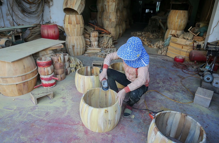 Cận cảnh quá trình “hô biến” mảnh da trâu khô thành "hàng khủng" giúp dân làng Đọi Tam đổi đời