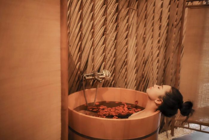 Bồn tắm gỗ - Thiết bị không thể thiếu trong dịch vụ làm đẹp và chăm sóc sức khỏe