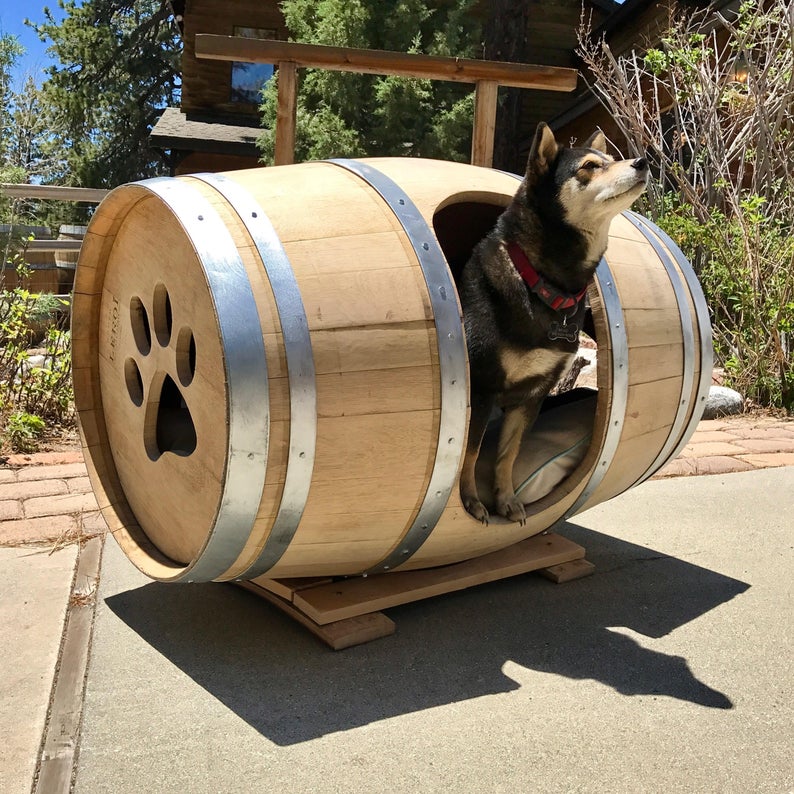 Làm chuồng chó từ thùng rượu gỗ sồi cũ