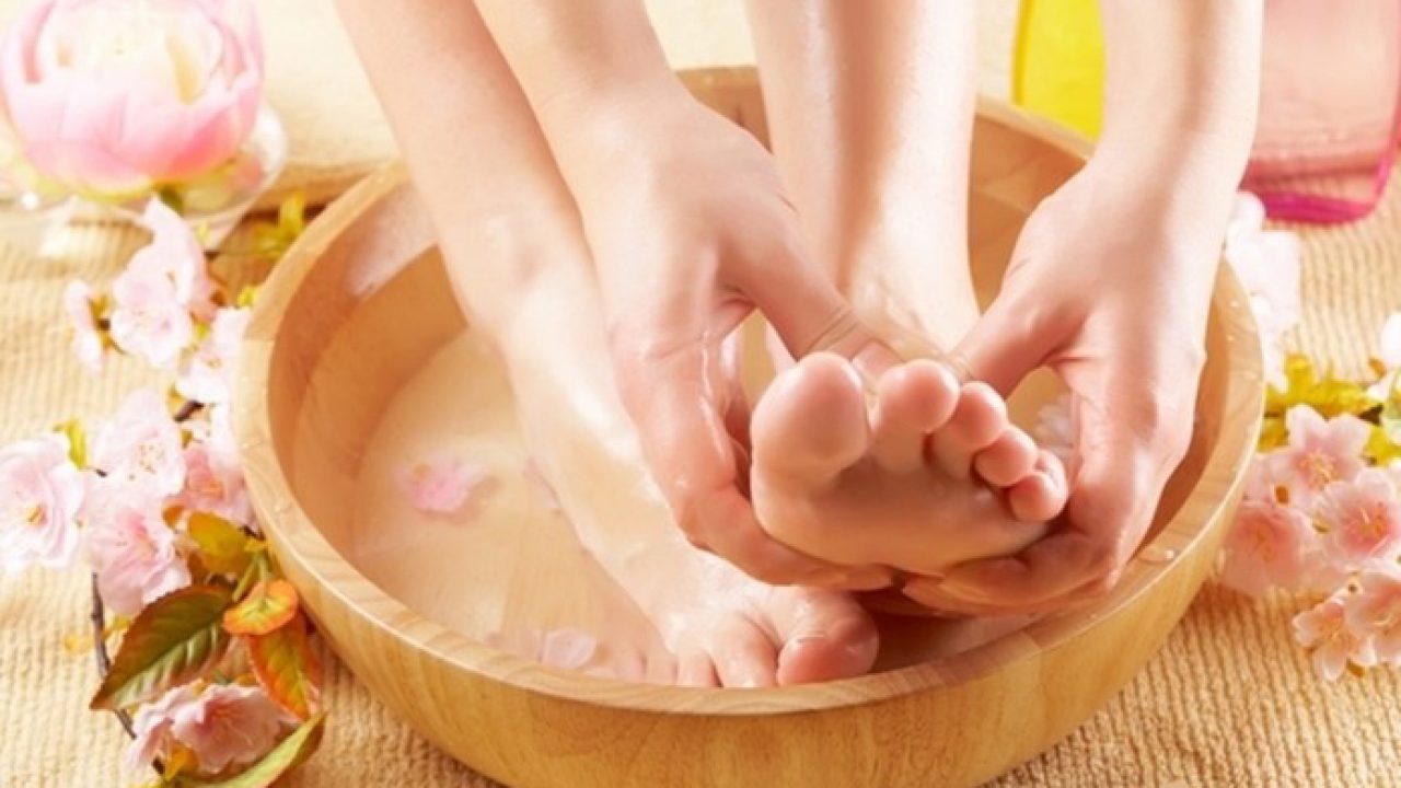 Mách bạn 5 cách tẩy tế bào chết cho gót chân khô và nứt nẻ