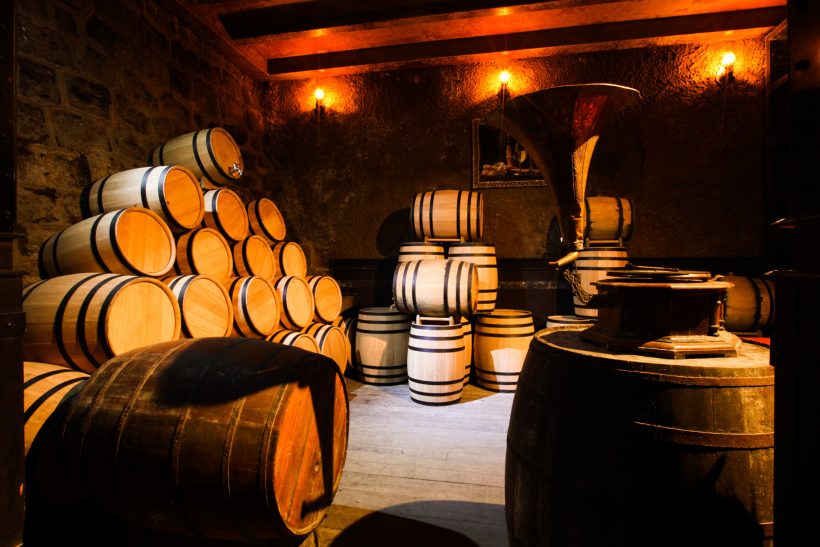 Thùng gỗ sồi đựng rượu không thể thiếu trong nội thất hầm rượu vang