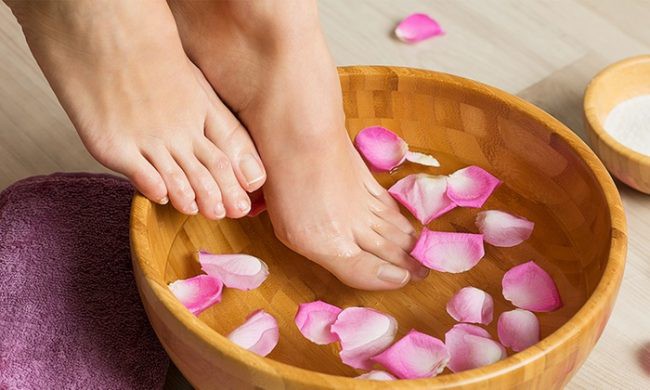 Ngâm chân nước hoa hồng trong chậu gỗ ngâm chân giúp giảm đau bụng kinh hiệu quả