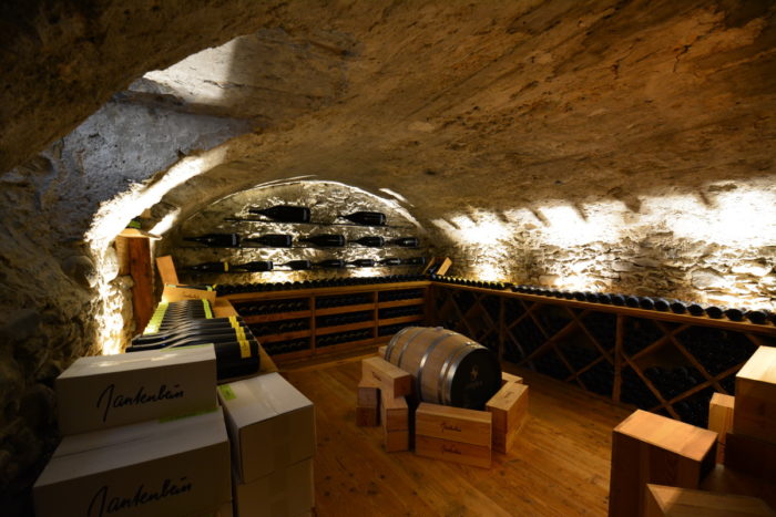 hầm rượu là nơi bảo quản, lưu trữ các loại rượu lâu năm 