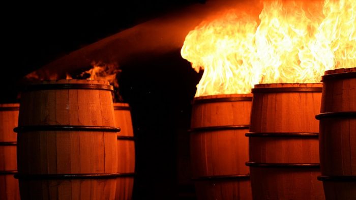 mức độ đốt cháy thùng gỗ sồi quyết định đến hương vị mang lại cho rượu ngâm thùng gỗ sồi