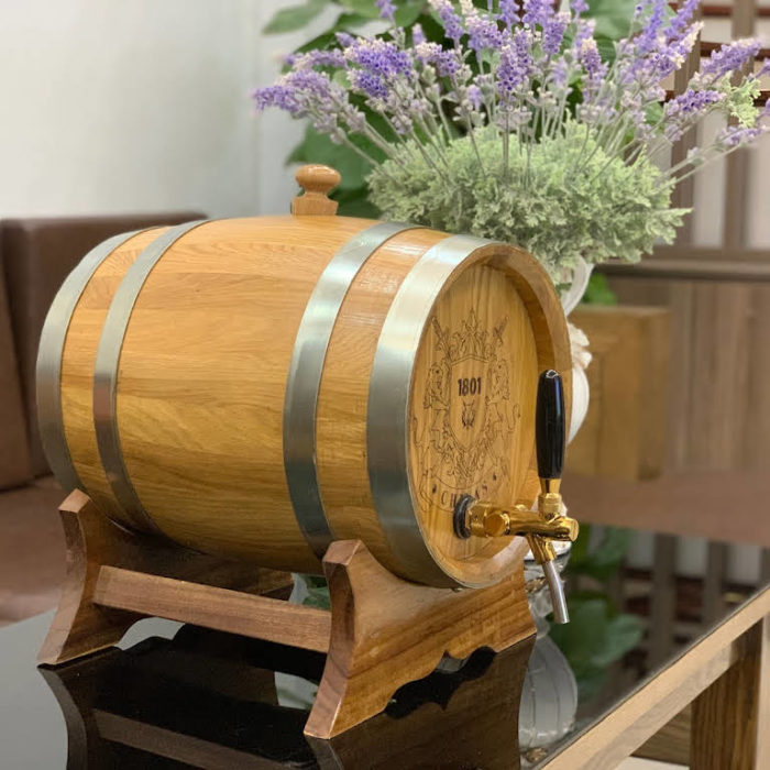 thùng gỗ sồi bảo quản rượu luôn cố định