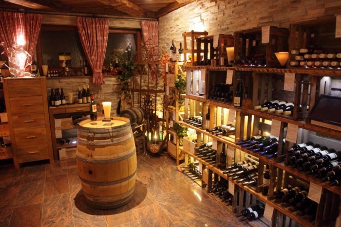 Thùng rượu gỗ sồi không thể thiếu trong thiết kế hầm rượu cổ điển