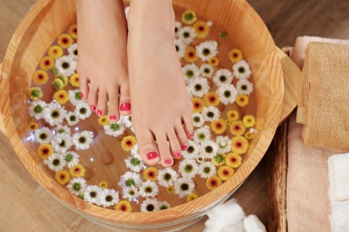 Ngâm chân với thảo mộc giúp đào thải độc tố, tăng cường sức khỏe